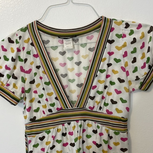 5 7 9 small white with hearts top shirt blouse made in USA 65% poly 35% rayon - Picture 2 of 5